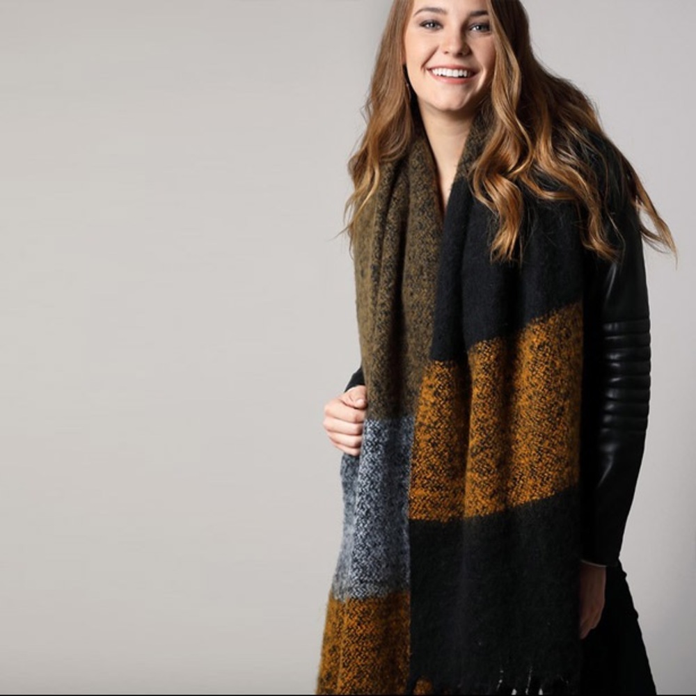 Chunky Color block Scarf with Braided Tassels - Picture 3 of 3
